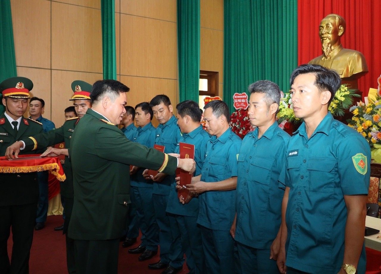 Đắk Lắk trao quyết định nhân sự cho Ban chỉ huy Quân sự cấp xã